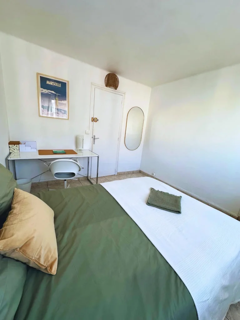 Chambre avec lit vert et blanc, bureau et chaise, projet Gouffé par Maison Solthée, architecte d'intérieur à Marseille