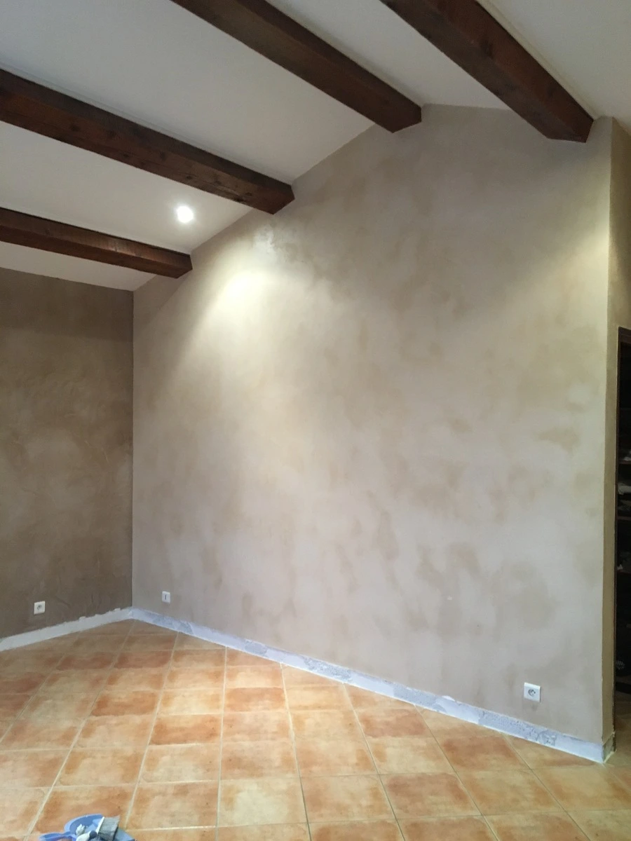 Mur clair et poutre apparente de la chambre avant travaux, projet Jean par Maison Solthée, architecte d'intérieur à Marseille