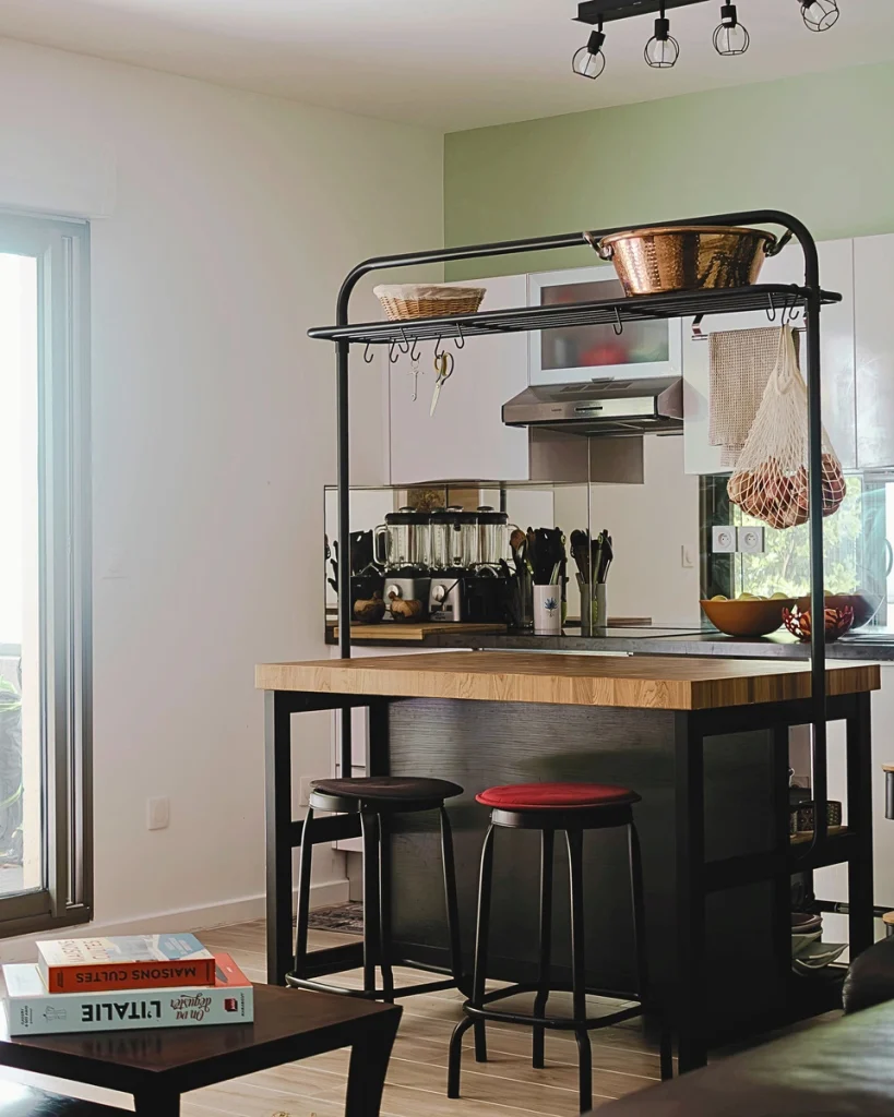 Îlot de cuisine en bois avec étagère métallique suspendue, projet Parengon par Maison Solthée, architecte d'intérieur à Marseille