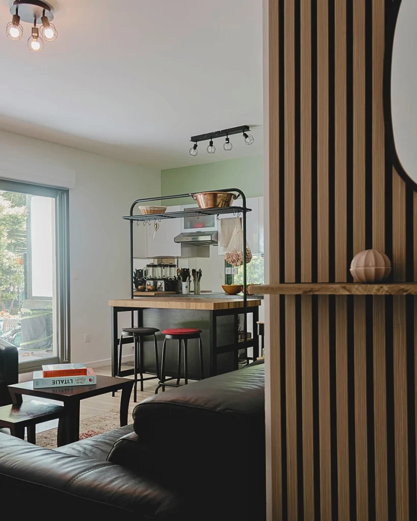 Cuisine ouverte avec îlot en bois, tabourets rouges et claustra en tasseaux, projet Parengon par Maison Solthée, architecte d'intérieur à Marseille