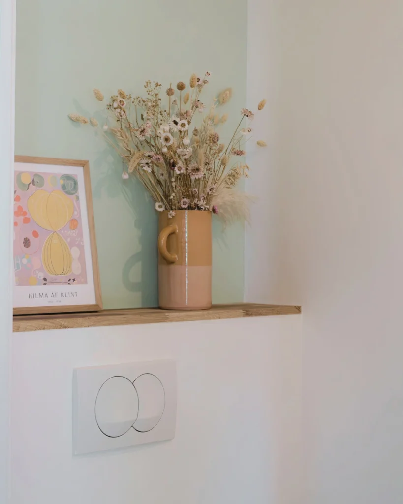 Tablette en chêne avec affiche colorée et fleurs séchées, projet Parengon par Maison Solthée, architecte d'intérieur à Marseille