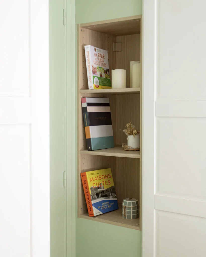 Niche bibliothèque blanche avec livres et objets déco, projet Parengon par Maison Solthée, architecte d'intérieur à Marseille