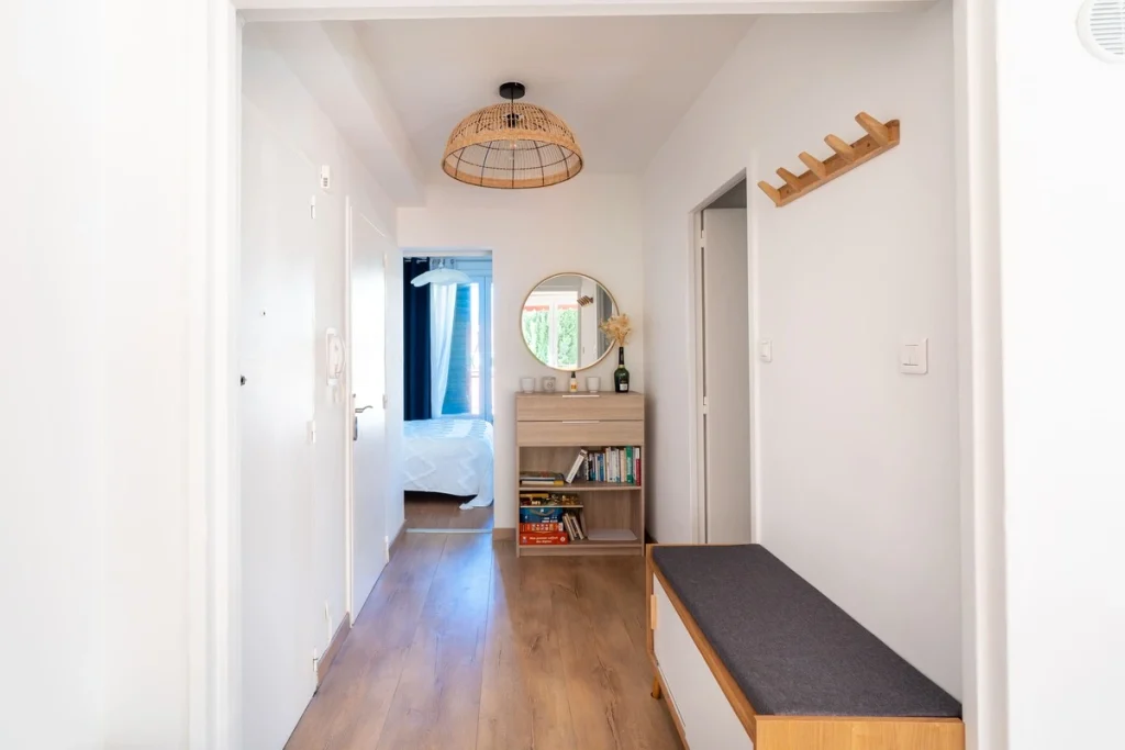 Entrée avec banc à assise grise, patères en bois et suspension en rotin, projet Val Saint-Jean par Maison Solthée, architecte d'intérieur à Aix-en-Provence