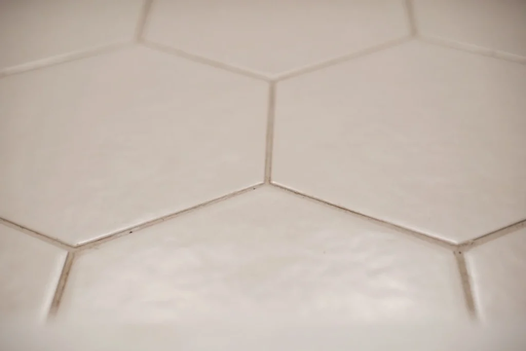 Carrelage hexagonal blanc, projet Val Saint-Jean par Maison Solthée, architecte d'intérieur à Aix-en-Provence