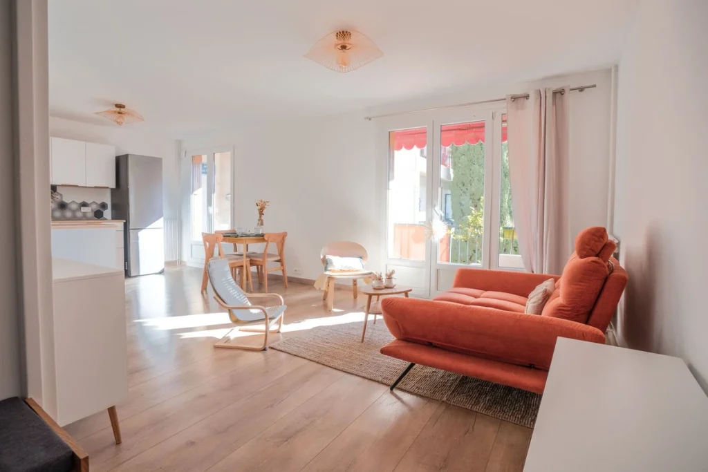 Séjour lumineux avec canapé terracotta et coin repas, projet Val Saint-Jean par Maison Solthée, architecte d'intérieur à Aix-en-Provence