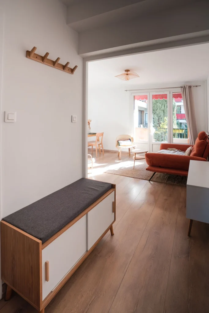 Séjour lumineux avec canapé terracotta, vu depuis l'entrée, projet Val Saint-Jean par Maison Solthée, architecte d'intérieur à Aix-en-Provence