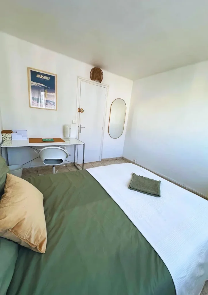 Projet Gouffe : chambre avec lit vert, miroir ovale et bureau