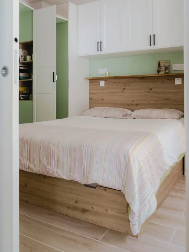 Projet Parengon : chambre avec lit bas en bois clair et rangements sur mesure