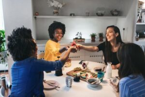 Colocataires partageant un repas autour d'une table dans un espace commun