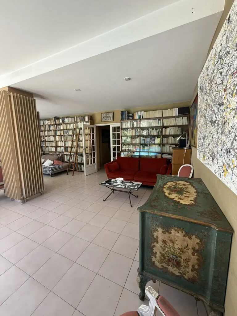 Pièce avec bibliothèque avant travaux, sol carrelé clair et meuble ancien vert, projet Barnabé par Maison Solthée, architecte d'intérieur à Marseille