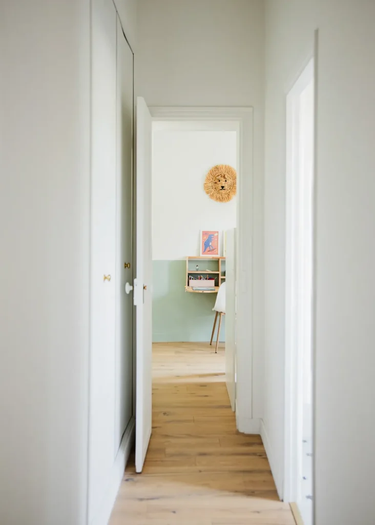 Chambre verte vue depuis le couloir, parquet clair et porte blanche, projet Barnabé par Maison Solthée, architecte d'intérieur à Marseille