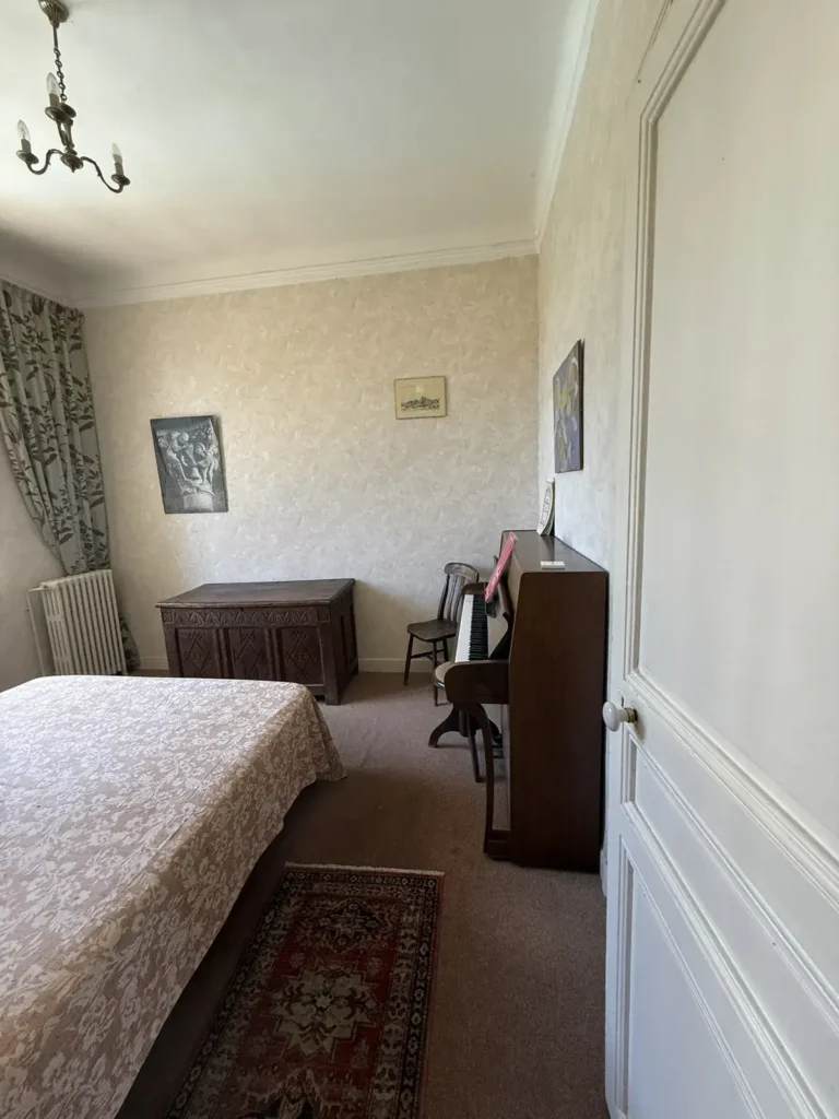 Chambre avant travaux, papier peint à motifs, lit et mobilier ancien, projet Barnabé par Maison Solthée, architecte d'intérieur à Marseille