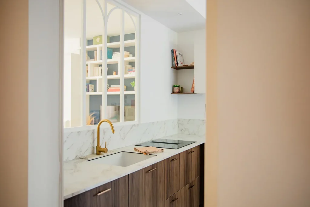 Cuisine bois foncé, plan de travail marbré, robinet laiton et verrière, projet Barnabé par Maison Solthée, architecte d'intérieur à Marseille