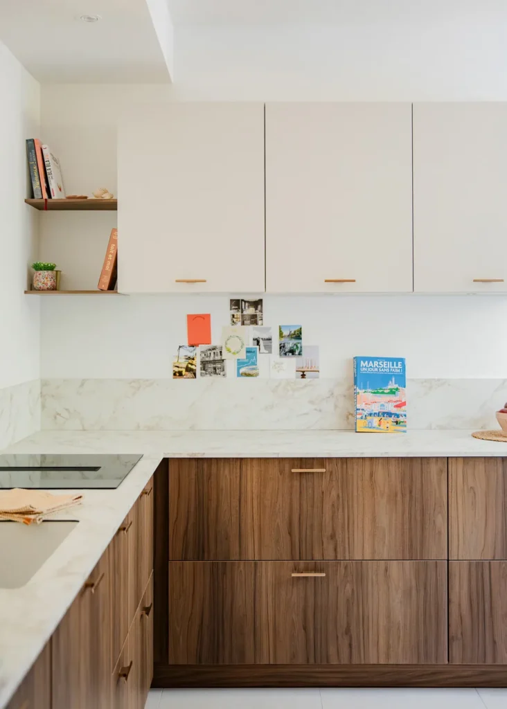 Cuisine en L, façades bois foncé, meubles hauts blancs, plan marbré, projet Barnabé par Maison Solthée, architecte d'intérieur à Marseille