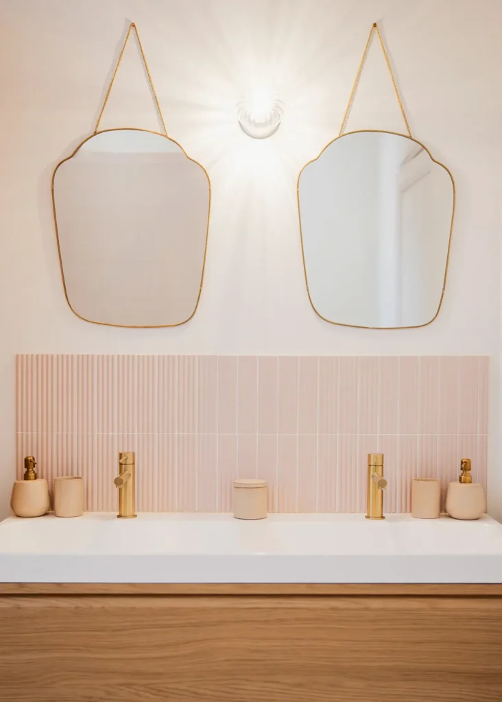 Salle de bain avec deux miroirs dorés, meuble vasque bois clair et faïence rose, projet Barnabé par Maison Solthée, architecte d'intérieur à Marseille