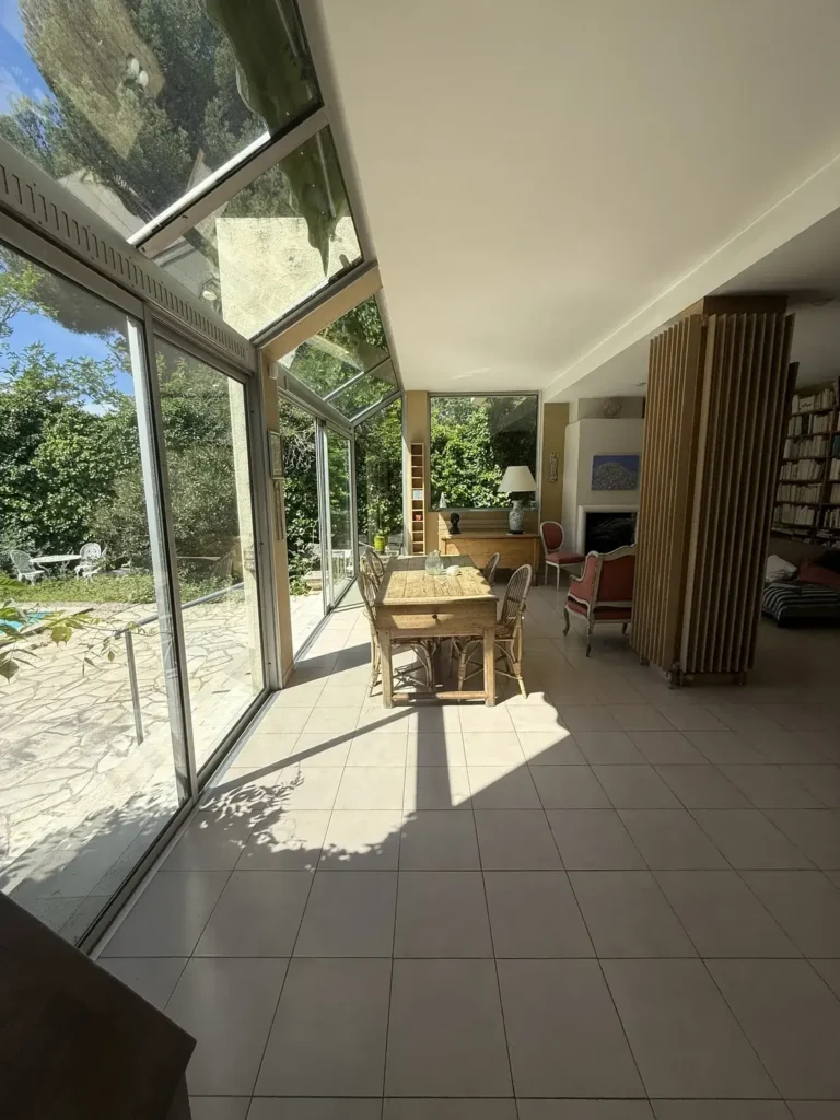 Véranda avant travaux, structure vitrée et sol carrelé clair, projet Barnabé par Maison Solthée, architecte d'intérieur à Marseille