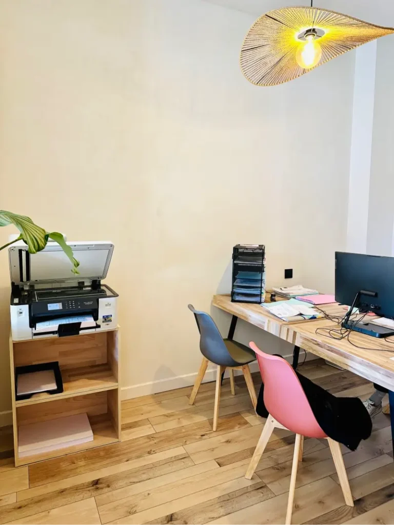 Bureau avec plan de travail en bois, imprimante et chaises, projet Montaigne par Maison Solthée, architecte d'intérieur à Marseille