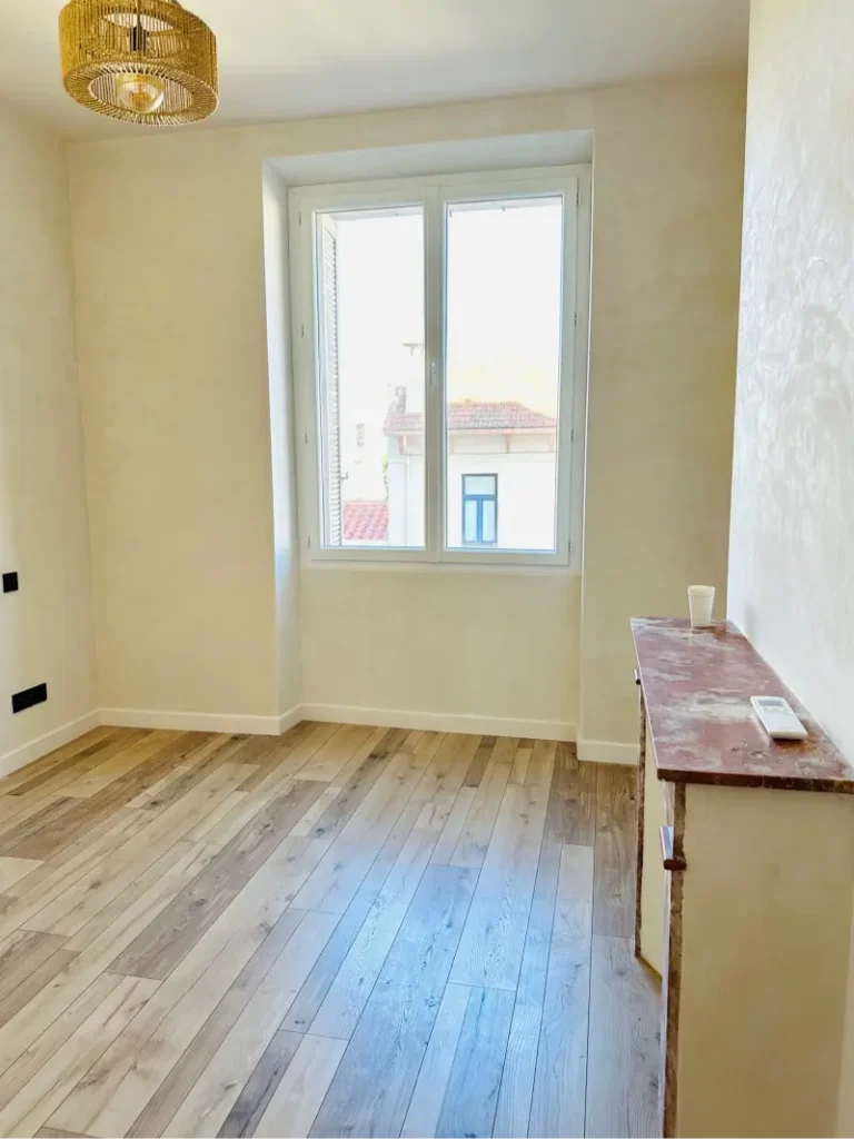 Chambre lumineuse rénovée, parquet clair et murs enduits, projet Montaigne par Maison Solthée, architecte d'intérieur à Marseille