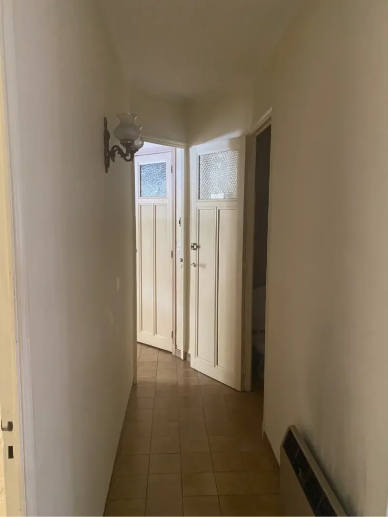 Ancienne porte vitrée dans le couloir avant travaux, projet Montaigne par Maison Solthée, architecte d'intérieur à Marseille