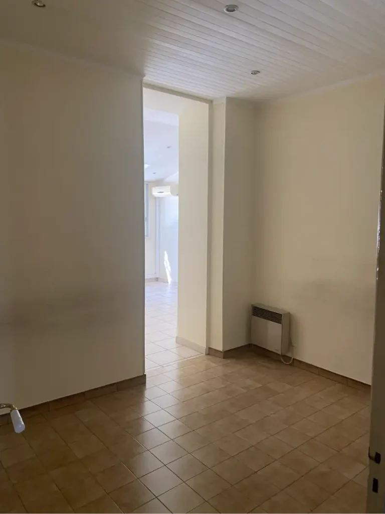 Couloir avec radiateur électrique avant travaux, projet Montaigne par Maison Solthée, architecte d'intérieur à Marseille