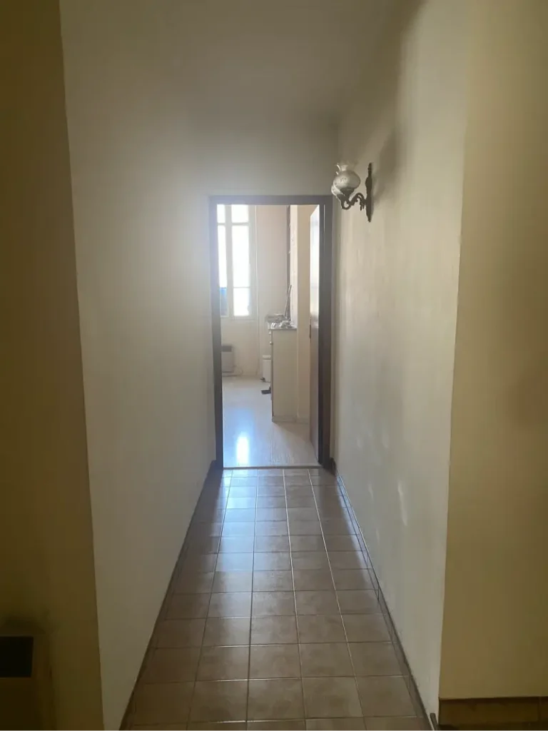 Couloir étroit aux murs beiges avant travaux, projet Montaigne par Maison Solthée, architecte d'intérieur à Marseille