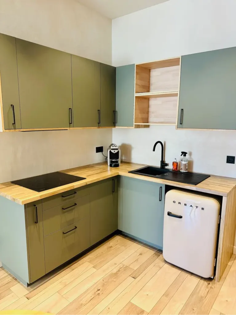 Cuisine vert sauge avec plan de travail en bois et réfrigérateur rétro, projet Montaigne par Maison Solthée, architecte d'intérieur à Marseille