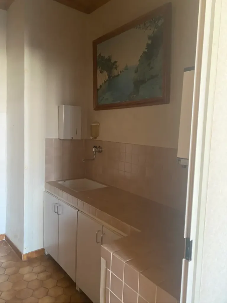Ancienne salle d’eau avec lavabo et carrelage beige avant travaux, projet Montaigne par Maison Solthée, architecte d'intérieur à Marseille