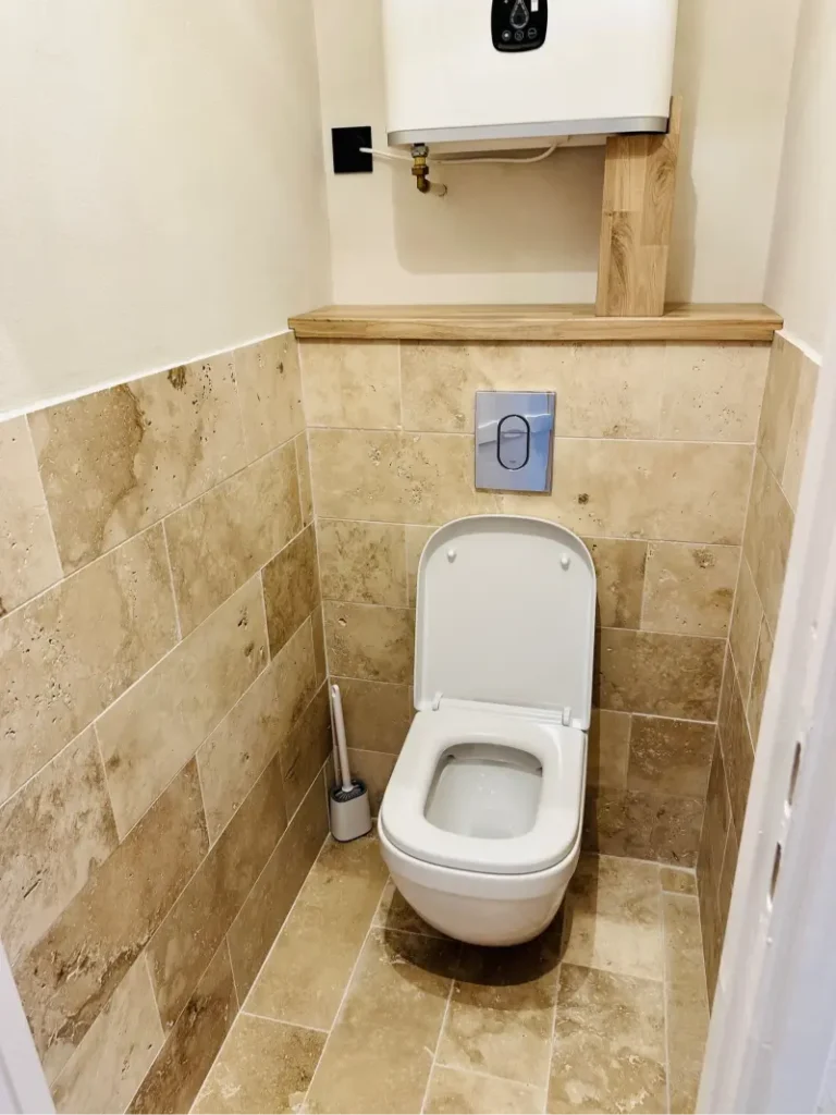 WC suspendu et revêtement en travertin, projet Montaigne par Maison Solthée, architecte d'intérieur à Marseille