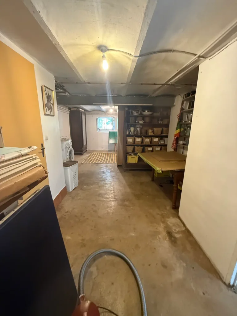 Avant travaux : long volume au sol brut sous plafond bas, plan de travail au fond, projet Augustine par Maison Solthée, architecte d'intérieur à Cassis