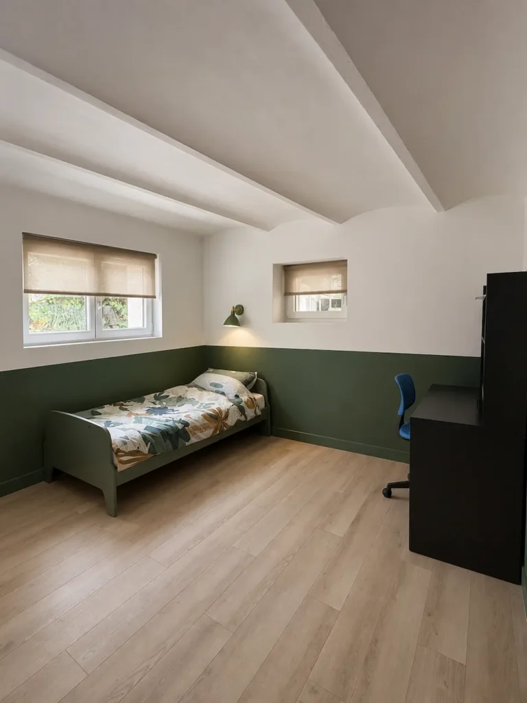 Chambre au soubassement vert sauge, lit vert, bureau noir et parquet clair, projet Augustine par Maison Solthée, architecte d'intérieur à Cassis