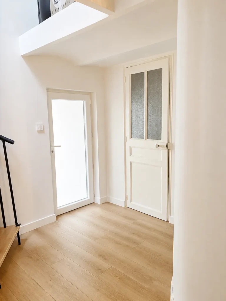 Palier aux portes vitrées blanches, murs blancs et parquet clair, projet Augustine par Maison Solthée, architecte d'intérieur à Cassis